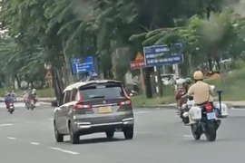 Lập biên bản người lái ô tô bỏ chạy, bị CSGT truy đuổi hơn 4 km ở Thủ Đức