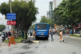 TP.HCM: Tai nạn giữa xe buýt và xe máy khiến 1 người tử vong