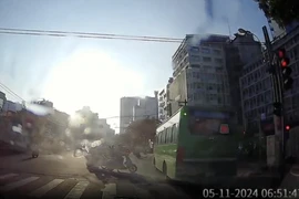 CSGT lập biên bản vi phạm với tài xế xe buýt vượt đèn đỏ tại trung tâm TP.HCM