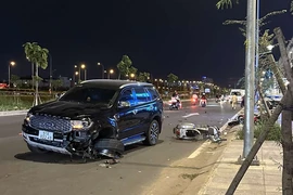 Ô tô tông liên hoàn 3 xe máy khiến nhiều người bị thương