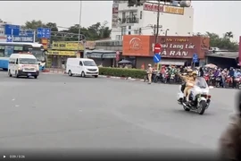 CSGT TP.HCM dẫn đường cho ô tô vận chuyển mô tạng cứu người