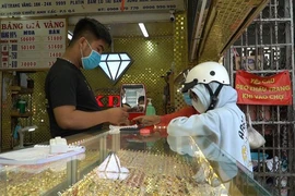 Video: Sống chung với dịch, tiệm vàng đẩy mạnh bán online