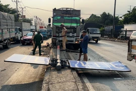 Video: Xe tải húc biển báo giao thông, ngã đè trúng ô tô đang dừng đèn đỏ
