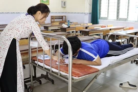 Thí sinh nằm thi: ‘Cảm ơn thầy cô cho em cơ hội được tiếp tục’