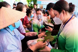 Video: Phiên chợ lấy lá thay tiền ấm lòng bệnh nhân khó khăn
