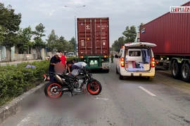 Video: Va chạm container, người đàn ông đi mô tô phân khối lớn tử vong