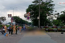 Video: Xe đầu kéo cuốn xe máy vào gầm, một người phụ nữ tử nạn
