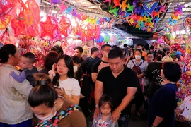 Video: Nhiều người tìm mua lồng đèn 'hot trend' mùa Trung Thu 2023