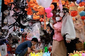 Video: Nhộn nhịp thị trường đồ trang trí Halloween