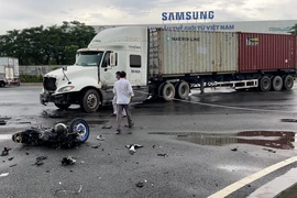 Video: Xe container va chạm mô tô, một người tử vong