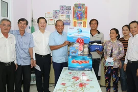 'Cùng ngư dân thắp sáng đèn trên biển': Thăm và tặng quà 3 hộ ngư dân ở Bình Thuận