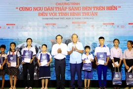 'Cùng ngư dân thắp sáng đèn trên biển': Trao 200 phần quà cho ngư dân tỉnh Bình Thuận