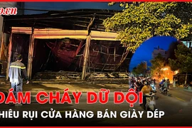 Cháy rụi tiệm buôn bán giày dép ở Bình Dương