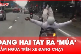 Xác minh clip người liều lĩnh nằm ngửa, thả hai tay khi xe đang chạy