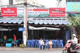 Hất đồ ăn tung tóe vào người du khách rồi đuổi ra khỏi quán