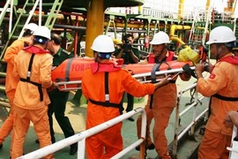 Cấp cứu kịp thời 1 ngư dân bị bệnh nặng trên biển