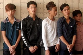Bắt 10 thanh thiếu niên chém người loạn xạ trên phố