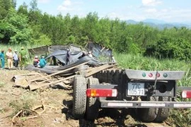 Xe chở thép lao xuống ruộng mía, 3 người tử vong