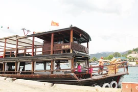 Tàu du lịch bị chìm do va chạm trong neo đậu