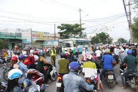 Quy Nhơn: Hai ông cháu chết thảm dưới bánh xe ben