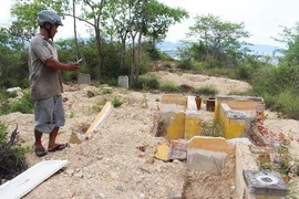 Cải táng 147 ngôi mộ bị dự án du lịch sinh thái đào phá
