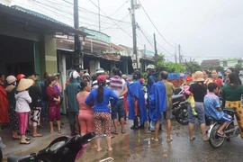 Bất lực nhìn 4 ngư dân bị lũ cuốn ra biển mất tích