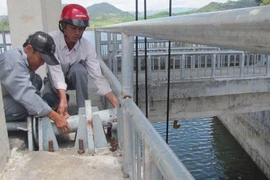 3 thanh niên say rượu phá hộp điện gây ra vụ xả lũ