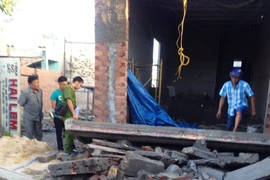 Sập đan bê tông nhà xây không phép, 2 người thương vong