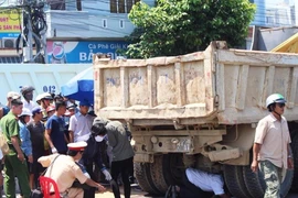 Xe ben kéo lê người chạy xe ôm vào gầm