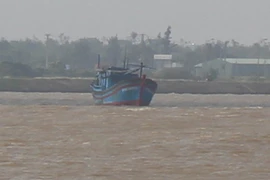 Ba tàu cá mắc cạn, một ngư dân mất tích