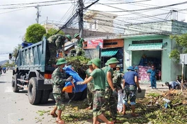 Vùng tâm bão gượng dậy trong đổ nát