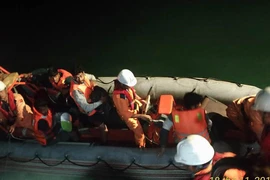 Cứu 8 thuyền viên bị nạn trên vùng biển Quy Nhơn