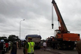 Bị xe tải cuốn vào gầm kéo lê 15m, 2 người tử vong