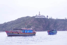 Vượt sóng lớn, biên phòng cứu 4 ngư dân bị nạn