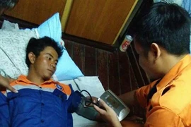 Cứu 1 ngư dân bị trôi dạt 37 tiếng trên biển
