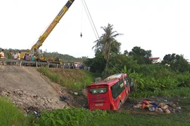 Xe giường nằm lao xuống ruộng sâu hơn mặt đường 7 m