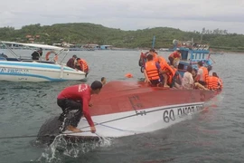 Lật tàu du lịch trên vịnh Nha Trang, 2 người chết