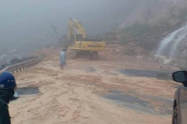 Đường Nha Trang đi Đà Lạt tê liệt do sạt lở
