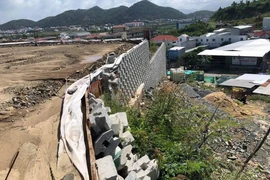 Cưỡng chế phá dỡ tường chắn khổng lồ trái phép ở Nha Trang