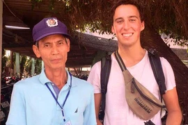 Nhân viên bảo vệ nhặt tài sản, nhờ con đăng Facebook trả lại