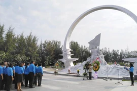 Hàng ngàn người tưởng niệm 64 liệt sĩ Gạc Ma