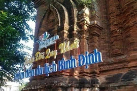 Khoan, đục tháp cổ ngàn năm tuổi treo biển quảng bá du lịch