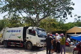 Xe chở rác lao vào cổng chợ tông chết một phụ nữ