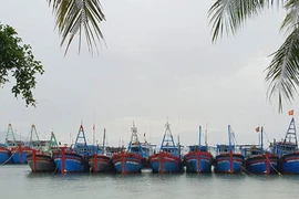 Bão số 6: Ba tỉnh miền Trung cấm biển, cho học sinh nghỉ học 