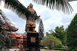 Thay đá mới sân Bảo tàng Quang Trung dù mặt sân đang đẹp