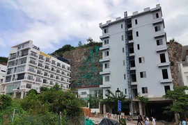 Lập chốt chặn vẫn không ngăn được xây dựng trái phép