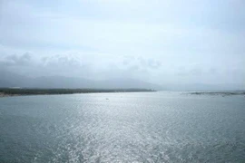 1 ngư dân bị sóng đánh rơi xuống biển mất tích