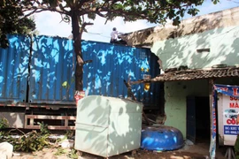 Xe đầu kéo tông sập 2 nhà dân, tài xế chết kẹt trong cabin