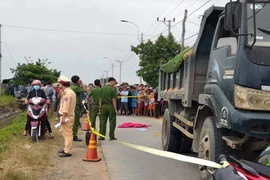 Bé 3 tuổi chạy ra giữa đường bị xe tải tông tử vong