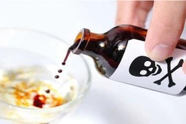 Bỏ thuốc đầu độc cả gia đình người tình
